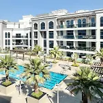 Spacious Luxury Studio Near Mall Of The Emirates With Pool Access